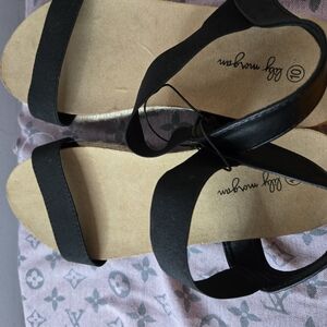 Versatile Black Sandals with Wide Straps